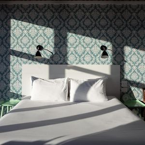 Zimmer mit Kingsize-Bett